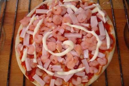 Пицца с ветчиной и креветками