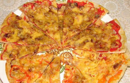 Пицца с помидорами и ветчиной