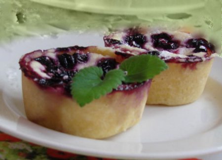Рецепт на День всех влюблённых - Нежное пирожное с творожной начинкой и ягодами