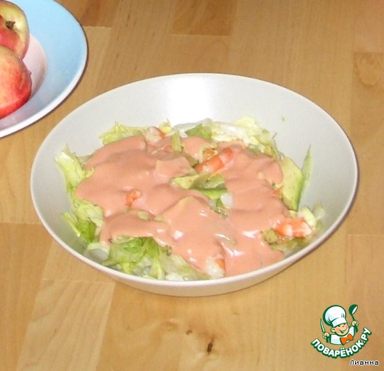Салат из авокадо с креветками и розовым соусом